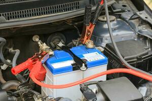 voiture mécanicien les usages batterie sauteur câbles charge une mort batterie. photo