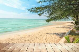 en bois table avec floue tropical mer et recours Contexte. photo