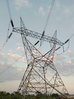 transmission ligne la tour. électrique Puissance Distribution Infrastructure. photo