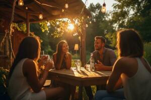 Jeune copains célébrer à le fête sur une toit Haut photo