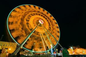 ferris roue avec Extérieur longue exposition à nuit. photo