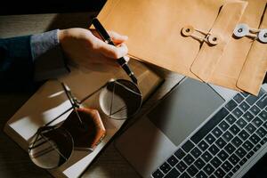 affaires et avocats discutant des documents contractuels avec une échelle en laiton sur le bureau au bureau. droit, services juridiques, conseils, image de concept de justice et de droit avec effet de grain de film photo