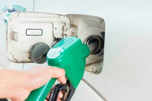 homme remplir en haut carburant à une gaz gare. photo