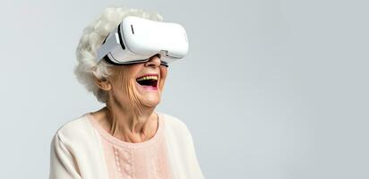 un plus âgée femme portant une blanc chandail et en train de regarder virtuel réalité casque photo