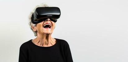 un plus âgée femme portant une noir chandail et en train de regarder virtuel réalité casque photo