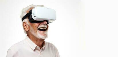 un plus âgée homme portant une virtuel réalité casque photo