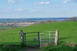 faible angle vue de nord paysage urbain de luton ville de Angleterre Royaume-Uni, image a été capturé sur avril 17ème, 2023 photo