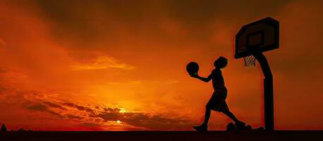 adolescent Masculin en jouant basketball à le coucher du soleil ombre avec espace pour texte photo