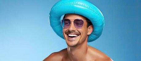 souriant homme favorise été produit portant des lunettes de soleil et t chemise avec gonflable cercle autour le sien cou la toile bannière photo