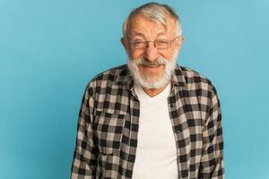 portrait retraité vieux homme avec blanc cheveux et barbe rire excité plus de bleu Couleur Contexte photo