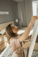 Jeune femme artiste La peinture sur Toile sur le chevalet à Accueil dans chambre - art et la créativité concept photo