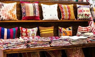 coussins orientaux. bazar textile national à istanbul photo