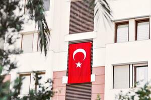 turc drapeau dans de face de une maison photo