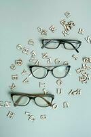 lunettes sur pastel vert Contexte avec en bois des lettres. vision essai, optique boutique concept photo