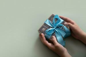 cadeau boîte avec Chocolat artisanat des sucreries dans garçons mains. sucré cadeau boîte photo