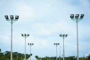 fermer projecteur de stade sur le ciel. photo