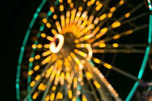 flou, ferris roue avec Extérieur longue exposition à nuit. photo