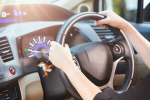 femmes en portant roue et conduite une voiture dans une bien temps, sélectif concentrer photo