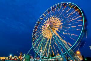 ferris roue tourner Extérieur mouvement à crépuscule. photo