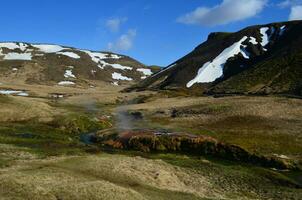 vapeur en hausse de une écoulement chaud printemps dans Islande photo