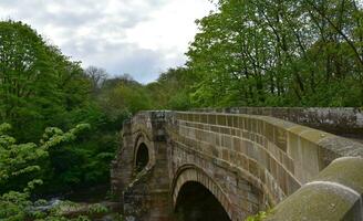 rustique rural pierre arqué pont dans le Anglais campagne photo