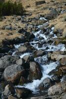 cascade écoulement vers le bas une Montagne tomber dans Islande photo