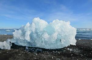 étourdissant proche en haut photo de une iceberg dans Islande