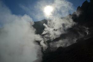 chaud géothermie vapeurs en hausse en haut de volcanique activité photo