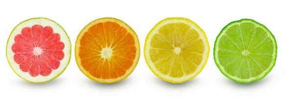 Tranche d'agrumes pamplemousse orange citron et citron vert isolé sur fond blanc