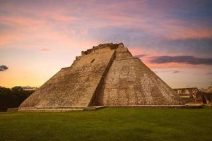 pyramide du magicien, uxmal située au yucatan au mexique photo