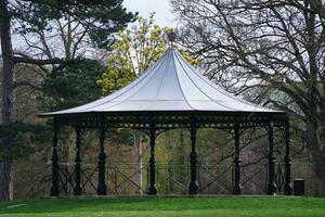 magnifique faible angle vue de mise en garde musée Publique parc de luton ville, Angleterre Royaume-Uni. capturé sur avril 16e, 2023 photo