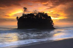 beauté vue panoramique sur la plage au coucher du soleil en indonésie