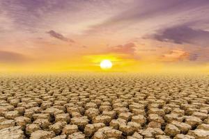 le concept de sécheresse naturelle de l'environnement sur terre sol sec, sol fissuré avec érosion du sol devient rouge qui n'est pas agricole photo