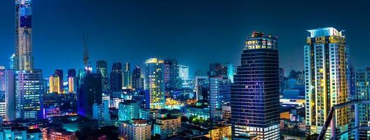 bangkok. l'horizon de la capitale bangkok qui brille et les gratte-ciel la nuit photo