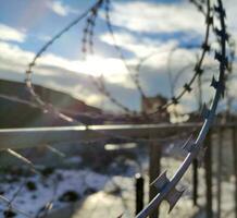 barbelé câble clôture, prison et liberté conceptuel Contexte photo