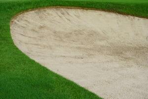 le golf cours le sable fosse soutes, vert herbe alentours le magnifique le sable des trous est un de le plus difficile obstacles pour golfeurs et ajoute à le beauté de le le golf cours. photo