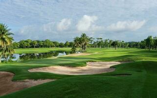 le golf cours le sable fosse soutes, vert herbe alentours le magnifique le sable des trous est un de le plus difficile obstacles pour golfeurs et ajoute à le beauté de le le golf cours. photo