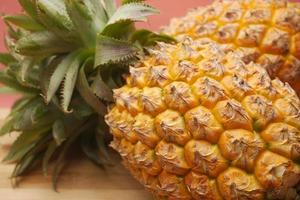 Close up d'ananas frais dans un bol sur la table