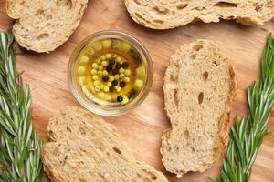 tranche de pain complet et huile d'olive sur table photo