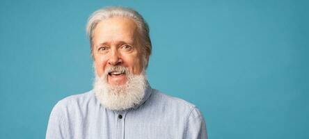 bannière portrait de surpris gris cheveux barbe grand-père vieux homme plus de bleu Couleur Contexte avec copie espace photo