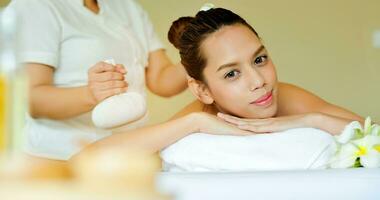 spa, corps massage peau, corps traitement, relaxation, esprit guérison, tranquillité massage avec parfumé huile, thaïlandais massage, santé massage photo