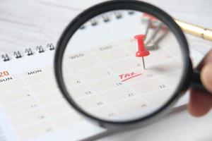 concept de jour fiscal avec cercle rouge sur la date du calendrier photo