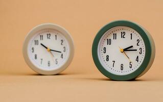 alarme l'horloge récit temps rappel travail avec temps affaires rendez-vous programme ponctualité temps concept photo