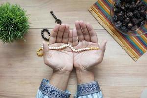 l'homme musulman garde la main dans les gestes de prière pendant le ramadan, gros plan photo