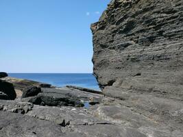 falaises et atlantique océan, des nuages, rochers et lagune, beauté dans la nature. vacances voyage relaxation Contexte photo