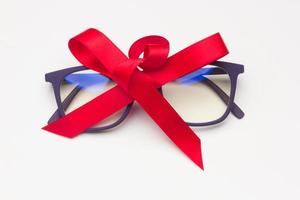 lunettes en plastique noir avec un noeud rouge photo