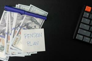 papier Remarque avec texte écrit Pension planifier. investissements concept. Pension planifier. retraite concept. Pension calcul concept. photo