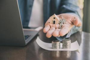 homme donnant la clé de la maison au client, concept immobilier d'investissement commercial photo