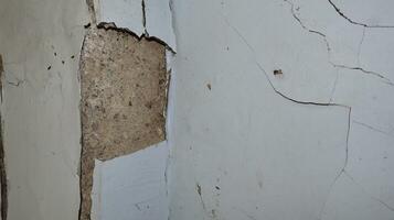 effondrement du mur de ciment. vieux mur de béton fissuré. structure de bâtiment dangereuse et endommagée. photo