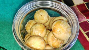 Nastar ou indonésien ananas Tarte biscuits dans verre pot photo